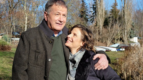 Roland (Thomas Rühmann) und Katja (Julia Jäger) lächelnd im Sonnenschein. 