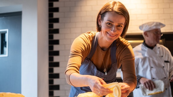 Annett Renneberg beim backen