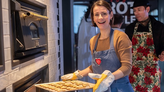 Annett Renneberg mit Backblech