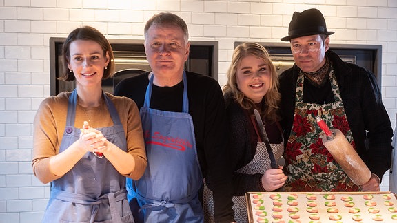 Annett Renneberg, Thomas Rühmann, Christina Petersen, Thomas Koch beim backen