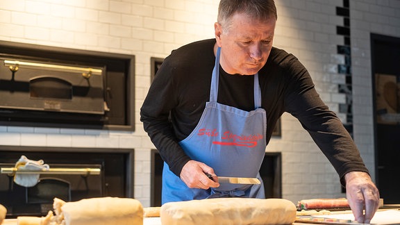 Thomas Rühmann beim backen