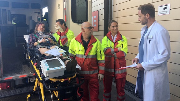 Julian Weigend als Dr. Kai Hoffmann vor einem Rettungswagen.