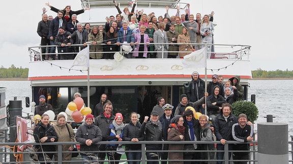 Das komplette Team der Serie  bei Dreharbeiten von  In aller Freundschaft am See