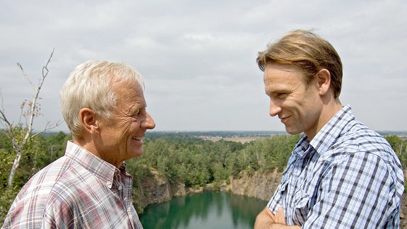 Zwei Darsteller*innen in einer Szene aus der Serie "In aller Freundschaft"