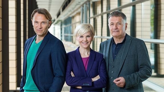 Gruppenfoto mit drei Darsteller*innen aus der Serie "In aller Freundschaft"