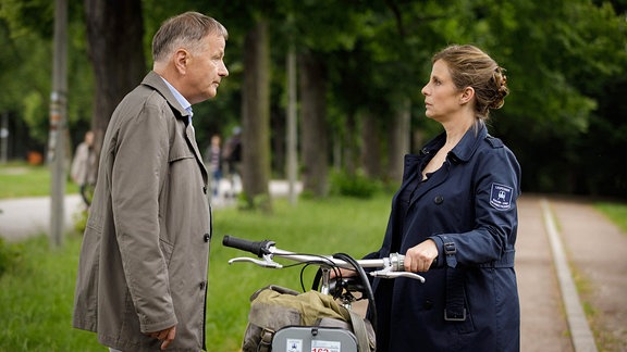 Roland und Katja stehen im Park.