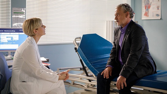 Klaus Ritter (Rolf Kanies) mit Dr. Globisch (Andrea Kathrin Loewig) .