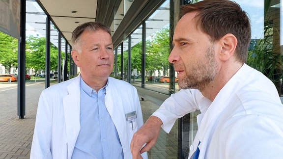 Dr. Roland Heilmann redet mit Dr. Kai Hoffmann.