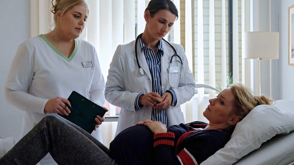 Lilly Holzer spricht mit Maria und Schwester Miriam.