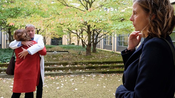 Katja Brückner beobachtet Roland Heilmann und Konstanze Brinkmann.