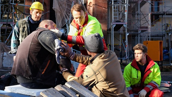 Dr. Martin Stein und Kris Haas bei einem Unfall auf der Baustelle. 