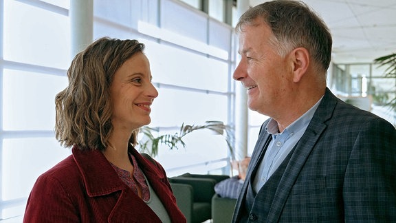 Katja Brückner und Dr. Roland Heilmann unterhalten sich.