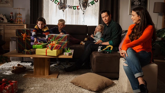 Familie Brentano im Wohnzimmer mit den Kindern.