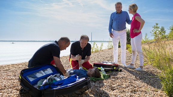 Dr. Roland Heilmann (Thomas Rühmann, 2.v.re.)  Dr. Kathrin Globisch (Andrea Kathrin Loewig, re.) und Luis Dreyer (Maximilian Brauer, liegend).