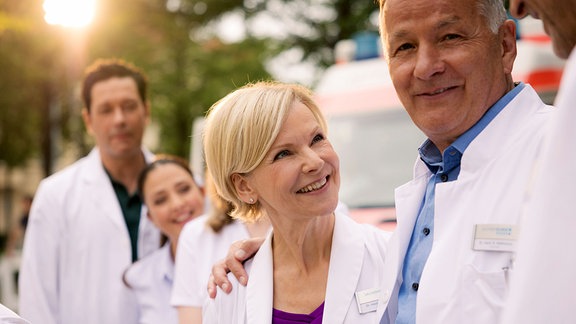 Es beginnt als normaler Tag in der Sachsenklinik: Dr. Kathrin Globisch (Andrea Kathrin Loewig) und Dr. Roland Heilmann (Thomas Rühmann) freuen sich auf ihren Dienst.