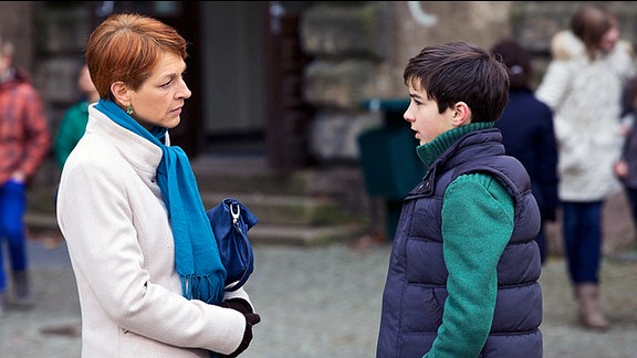 Jonas Heilmanns (Anthony Petrifke) Lehrer hat Pia Heilmann (Hendrikje Fitz) in die Schule bestellt. Angeblich hat er Jonas beim Schummeln erwischt und nun soll er dafür eine sechs bekommen. Doch zu einem Termin mit dem Lehrer soll es nicht mehr kommen: Auf dem Schuldach steht eine Schülerin.