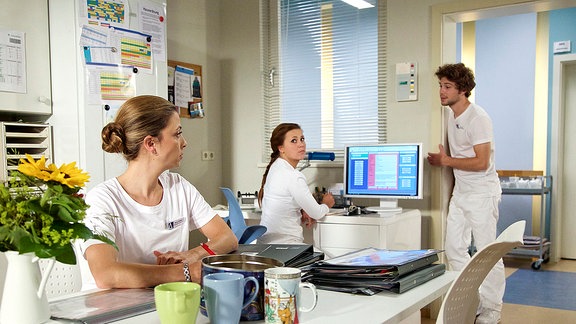 Oberschwester Arzu Ritter, Schwester Julia und Pfleger Kris Haas auf der Station.