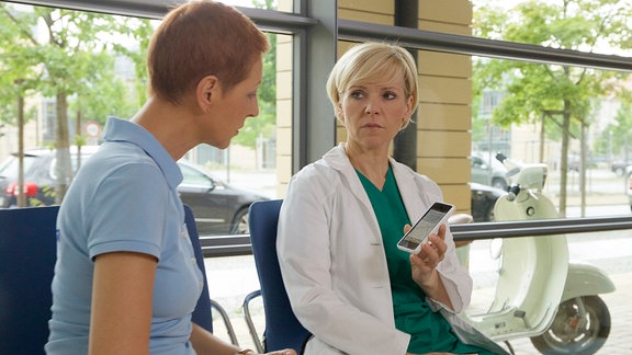 Kathrin Globisch (Andrea Kathrin Loewig, re.) zeigt Pia Heilmann (Hendrikje Fitz, li.) eine E-Mail die Alexander Kathrin kurz vor seinem schweren Unfall geschickt hat. In dieser wird klar, dass Alexander sich für die Sachsenklinik eingesetzt hat und mit kleinen Flunkereien wahrscheinlich einen großen Beitrag dazu geleistet hat, die Sachsenklinik vor der Schließung zu bewahren. Doch Kathrin ist nicht klar, warum er das getan hat. Pia allerdings ahnt, dass Kathrin der Grund für sein Handeln ist. Er will seine große Liebe retten.