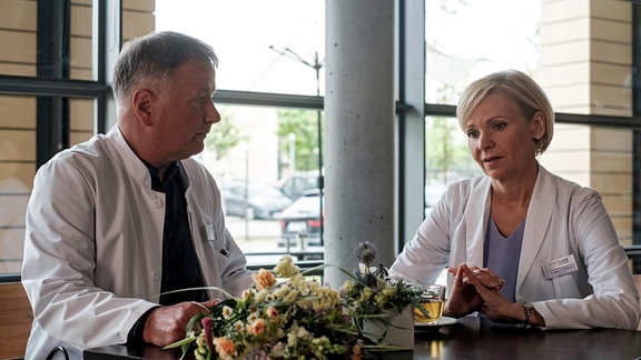 Dr. Kathrin Globisch (Andrea Kathrin Loewig) und Dr. Roland Heilmann (Thomas Rühmann) gemeinsam in der Cafeteria.