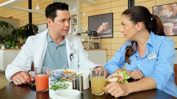 Philipp Brentano (Thomas Koch) spricht mit Arzu (Arzu Bazman).