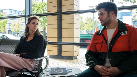 Die Geschwister Grit und Fabian sitzen im Foyer der Sachsenklinik.