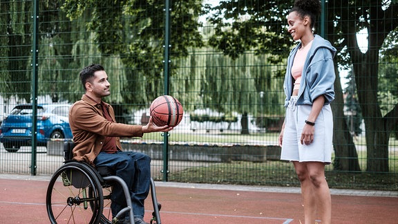 Dr. Ilay Demir (Tan Caglar) bietet der Profibasketballerin Cora Lewitzki (Sabrina Ceesay) einen Deal an. Sollte er gegen sie im Basketball gewinnen, kommt sie mit ihm für weiterer Dr. Demir und seine Patientin Cora sitzen und stehen sich auf dem Basketballplatz gegenüber.