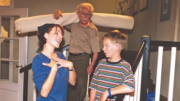 Pia Heilmann (Hendrikje Fitz), Jakob Heilmann (Karsten Kühn) und Opa Friedrich Steinbach (Fred Delmare)