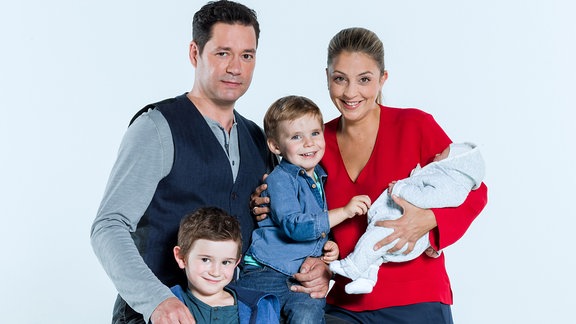 Dr. Philipp Brentano (Thomas Koch), Max Brentano (Moritz Franz Pötzsch), Arzu Ritter (Arzu Bazman) mit Baby Pauline unten: Oskar Brentano (Leonard Scholz)