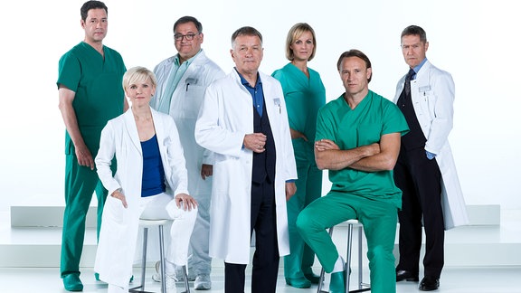 hinten, v.li.: Dr. Philipp Brentano (Thomas Koch), Hans-Peter Brenner (Michael Trischan), Dr. Lea Peters (Anja Nejarri), Dr. Rolf Kaminski (Udo Schenk) vorn, v. li.: Dr. Kathrin Globisch (Andrea Kathrin Loewig), Dr. Roland Heilmann (Thomas Rühmann), Dr. Martin Stein (Bernhard Bettermann)