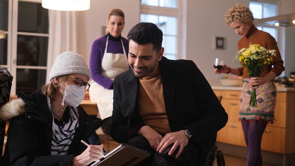 Tan Caglar mit Alexa Maria Surholt am Set.