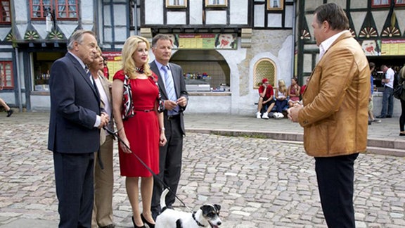 Olaf Salzmann (Robert Jarczyk, re.) begrüßt die Abordnung der Sachsenklinik: Prof. Simoni, Barbara Grigoleit, Sarah Marquardt und Dr. Roland Heilmann (v.li.: Dieter Bellmann, Alexa Maria Surholt, Uta Schorn, Thomas Rühmann). Vor der feierlichen Übergabe der Spende mit Anwesenheit der Presse ist jedoch noch etwas Zeit. Alle sollen sich vorher noch von den Attraktionen des Parks ein Bild machen. Sarah wird schon mulmig bei dem Gedanken an die Schiffsschaukel.