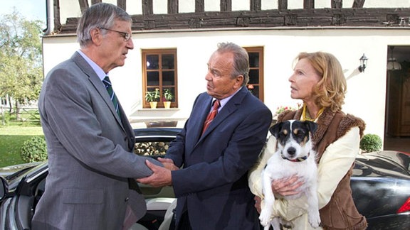 Ingrid Rischke (Jutta Kammann, re.) und Prof. Simoni (Dieter Bellmann, mi.) haben Besuch ihres Freundes Anton Waldner (Hubert Mulzer, li.). Bei der Verabschiedung hat er plötzlich Ausfallerscheinungen im Arm. Simoni, der sich schon lange Sorgen um Waldners Gesundheit macht, bittet ihn, sich sofort in der Sachsenklinik untersuchen zu lassen.