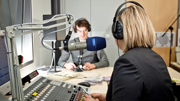 Ein Mann und eine Frau in einem Hörfunkstudio