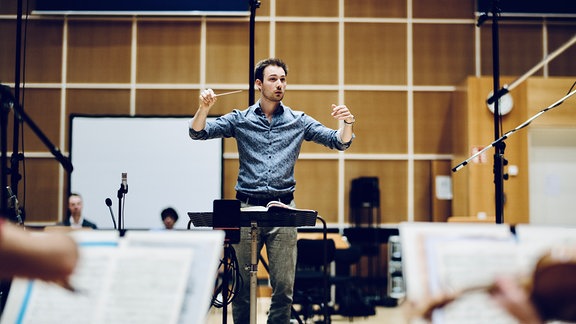 Eric Staiger dirigiert das MDR-Sinfonieorchester bei den Weimarer Meisterkurse.