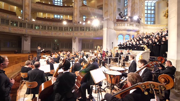 MDR-Rundfunkchor und MDR-Sinfonieorchester führen Johannes Brahms' Deutsches Requiem in der Dresdner Frauenkirche auf