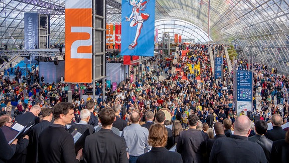 Buchmessechor von MDR KLASSIK auf der Leipziger Buchmesse 2024: Das Interesse war groß. Die Sängerinnen und Sänger standen in der Glashalle einem großen Publikum gegenüber. 