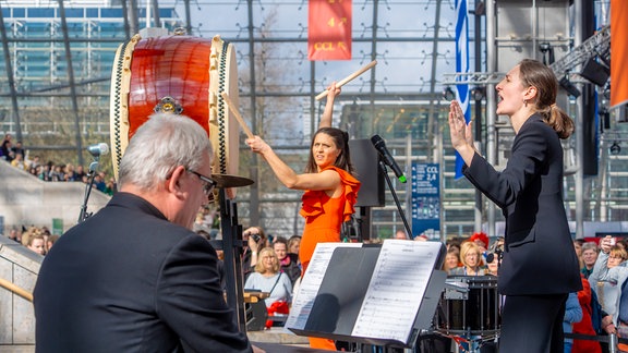 Buchmessechor von MDR KLASSIK auf der Leipziger Buchmesse 2024 - im Bild zu sehen: Pianist Heiko Reintzsch, die Percussionistin Vivi Vassileva und die Dirigentin Julia Selina Blank.