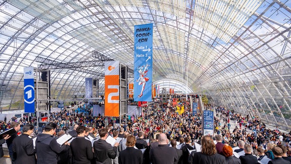 Buchmessechor von MDR KLASSIK auf der Leipziger Buchmesse 2024: Das Interesse war groß. Die Sängerinnen und Sänger standen in der Glashalle einem großen Publikum gegenüber. 