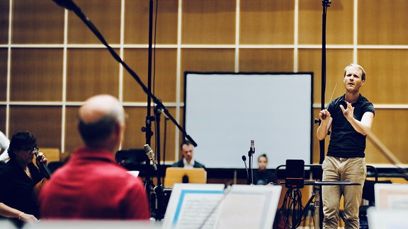 Christoph Koncz dirigiert das MDR-Sinfonieorchester beim Weimarer Meisterkurs Dirigieren.