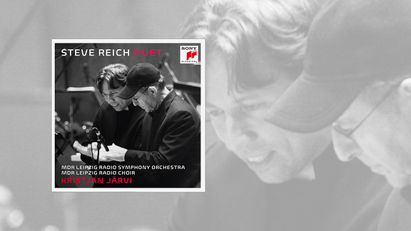 Auf dem Cover der CD "Duet" von MDR-Sinfonieorchester und MDR-Rundfunkchor sind Chefdirigent Kristjan Järvi und Komponist Steve Reich in schwarz-weiß zu sehen. Sie klatschen in die Hände.