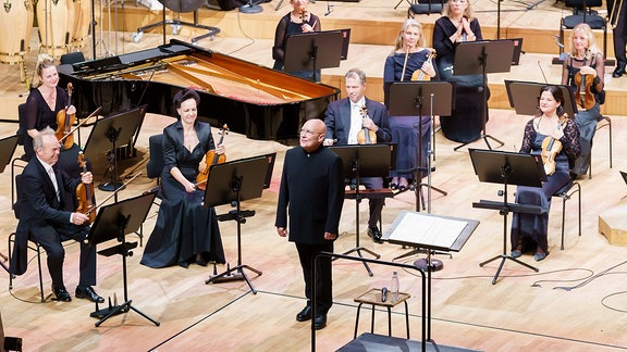 Der Dirigent Dennis Russell Davies bei seinem Antrittskonzert als Chefdirigent des MDR-Sinfonieorchesters am 27.9.2020 im Leipziger Gewandhaus