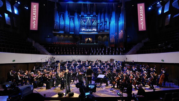 Tim Fischer und das MDR-Sinfonieorchester bei der Probe zum Festkonzert "Hallo, hier spricht Leipzig - 100 Jahre Musik für den Rundfunk" am 01.03.2024 im Leipziger Gewandhaus.