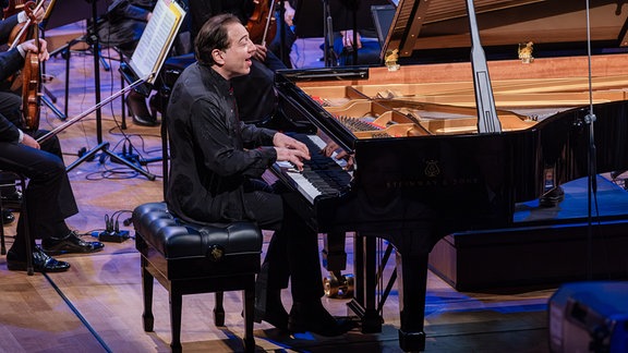 Fazil Say auf der Bühne des Leipziger Gewandhauses beim Festkonzert zum 100. Geburtstag der MDR-Ensembles