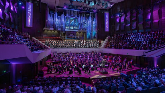 MDR-Sinfonieorchester und MDR-Rundfunkchor auf der Bühne des Leipziger Gewandhauses beim Festkonzert zum 100. Geburtstag der MDR-Ensembles