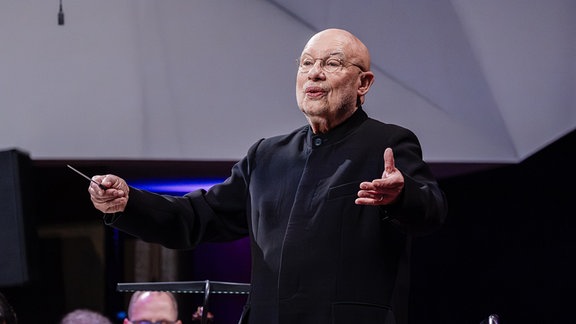 Dennis Russell Davies dirigiert auf der Bühne des Leipziger Gewandhauses beim Festkonzert zum 100. Geburtstag der MDR-Ensembles