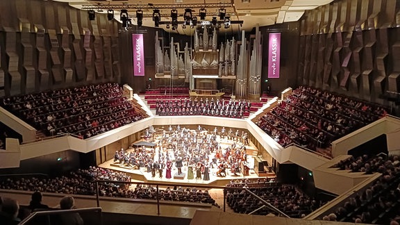 MDR-Sinfonieorchester, MDR-Rundfunkchor und Chorsolisten werden auf der Gewandhaus-Bühne beklatscht