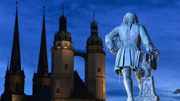 Die Marktkirche und das Denkmal für Georg Friedrich Händel in Halle in der blauen Stunde