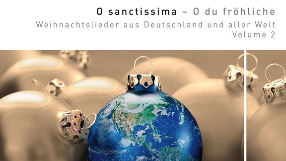 Cover der CD "O sanctissima - O du fröhliche" des MDR-Rundfunkchors unter Leitung von Philipp Ahmann, erschienen im Oktober 2017 bei GENUIN. Das Coverbild zeigt goldene Christbaumkugeln und eine blaue, die wie ein Globus mit Blick auf Amerika, Atlantik und Pazifik gestaltet ist.