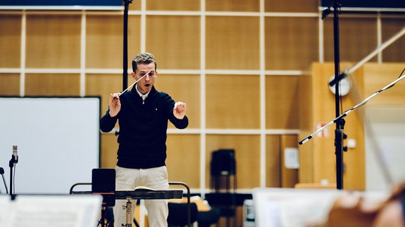 Jascha von der Goltz dirigiert das MDR-Sinfonieorchester beim Weimarer Meisterkurs.