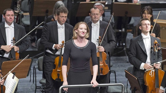 Generalmusikdirektorin und Dirigentin Joana Mallwitz und das Philharmonische Orchester Erfurt beim Festakt zum Tag der deutschen Einheit am 03.10.2014 im Theater Erfurt.